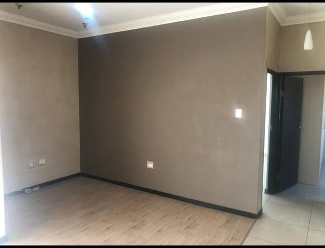 2 BEDROOM APARTMENT FOR SALE IN VANDERBIJLPARK SE 4